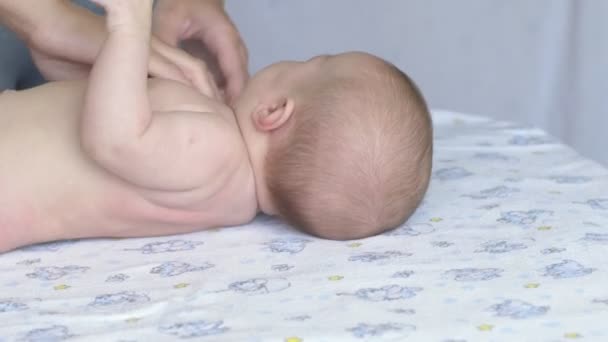 Tiro Massagem Terapeuta Profissional Faz Para Dois Meses Idade Bebê — Vídeo de Stock