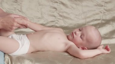 Masaj profesyonel terapist Shot iki yaşında erkek çocuk rehabilitasyon masajı için yapar