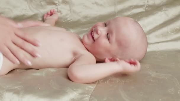 Prise Vue Massage Professionnel Thérapeute Fait Pour Bébé Garçon Deux — Video