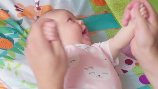 Boldog Szülők Játszanak Újszülött Lányukkal Két Hónaposan Apa Anya Újszülött — Stock videók
