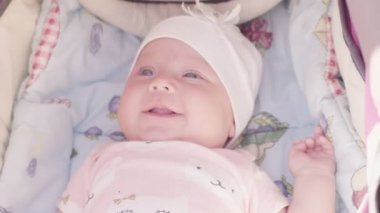 Bebek bebek bebek bebek bebek arabasında yatıyor Yazın dışarıda