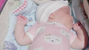 Yazın bebek arabasında uyuyan bebek.