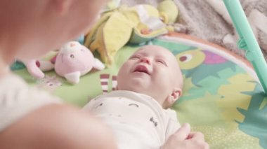 Anne ağlayan yeni doğmuş kızını sakinleştirir. Anne ve yeni doğmuş kızı iki aylık.