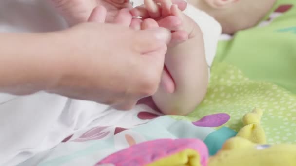 母保持彼女の新生児の娘手 お母さんとともに彼女の新しい生まれの娘で2ヶ月歳 — ストック動画