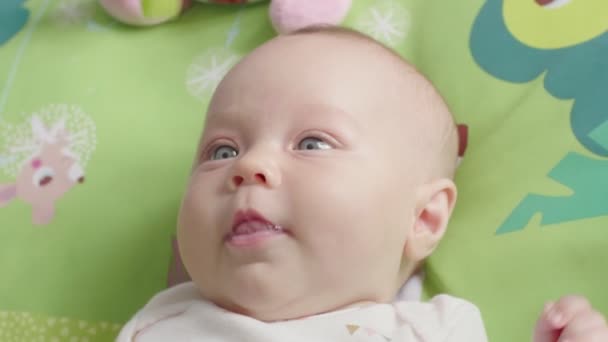 Schieten Pasgeboren Baby Meisje Liggend Bed Met Kleurrijke Speelgoed — Stockvideo