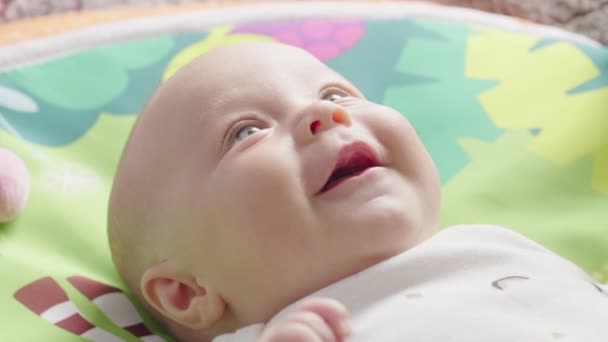 Schieten Pasgeboren Baby Meisje Liggend Bed Met Kleurrijke Speelgoed — Stockvideo