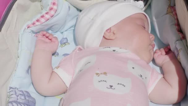 Немовля Спить Колясці Відкритому Повітрі Літній Час — стокове відео