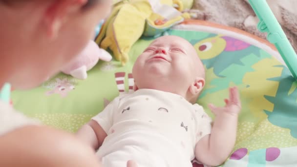 Mãe Acalma Choro Recém Nascido Filho Mãe Com Sua Filha — Vídeo de Stock