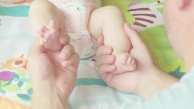 Baba iki aylıkken yeni doğmuş kızıyla oynuyor. Bebek, aile, aşk, ilişki, ebeveynlik kavramı 
