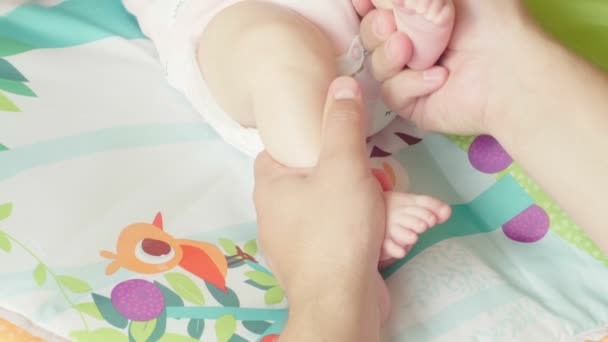 Papá Juega Con Hija Recién Nacida Edad Dos Meses Bebé — Vídeos de Stock