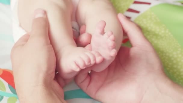 Papá Juega Con Hija Recién Nacida Edad Dos Meses Bebé — Vídeo de stock