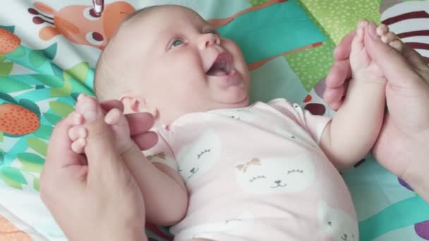 快乐的父母在两个月大的时候和他们刚出生的女儿玩耍 父母在两个月大的时候和她刚出生的女儿玩耍 — 图库视频影像