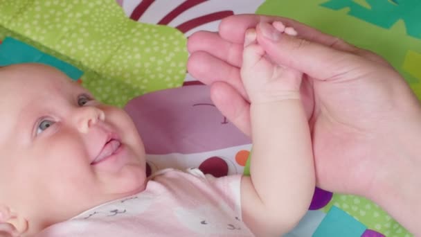 Lyckliga Föräldrar Leker Med Sin Nyfödda Dotter Vid Två Månaders — Stockvideo