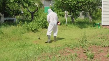 Koronavirüs salgını nedeniyle iki haftalık karantinayı gözlemleyen adam koruma giysisiyle yazlık evde çalışıyor. Covid-19 koronavirüsü yayılıyor. Virüs koruması, salgın hastalık, önleme salgını.