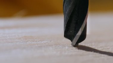 Yavaş çekim ahşap delme.