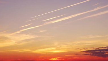 Gün batımında uçağın izlerinin hızlandırılmış çekimi.