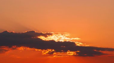 Bulutların arasından gün batımının hızlandırılmış görüntüsü