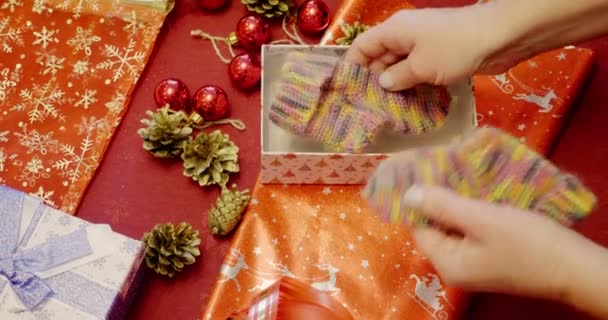 Grootmoeder Verpakking Cadeau Voor Haar Kleindochter Voor Kerstmis Nieuwjaar Concept — Stockvideo