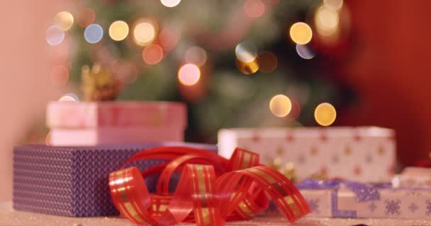 Jul Och Nyår Presentförpackningar Med Julgran Och Färgglada Körtel Bakgrunden — Stockvideo
