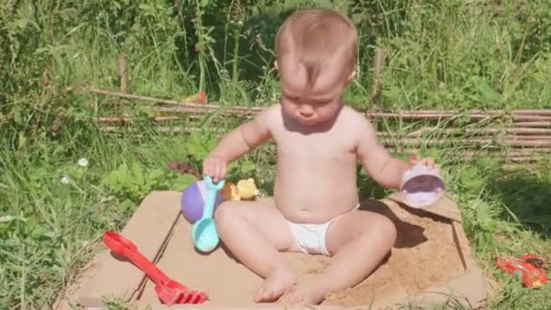 Petite Fille Assoit Sur Sable Dans Bac Sable Joue Avec — Video