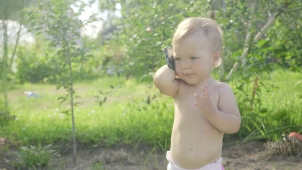 Petite Fille Appelle Son Père Téléphone Sur Fond Forêt — Video