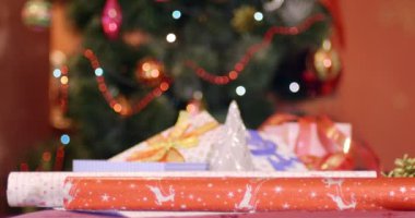 Noel ve Yeni Yıl dekorasyonları ve arka planda renkli çelenkler