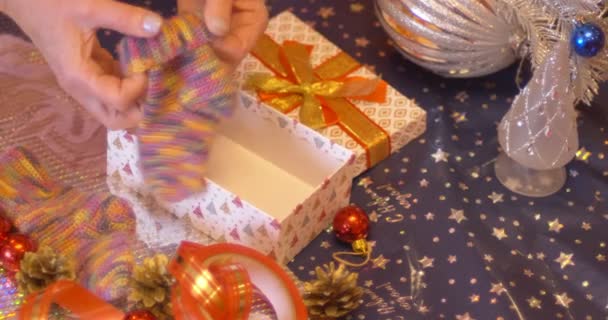 Babcia Pakowanie Prezent Dla Wnuczki Boże Narodzenie Nowy Rok Koncepcja — Wideo stockowe
