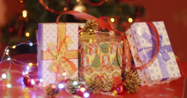 Рождественские Новогодние Подарочные Коробки Елкой Красочные Гирлянды Заднем Плане — стоковое видео