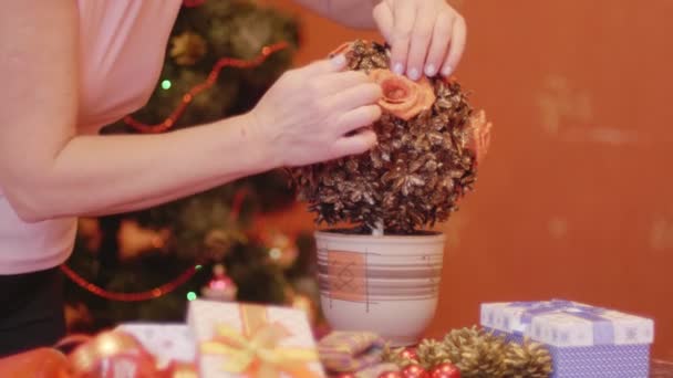 Kobieta Przygotowuje Prezenty Dekoracje Boże Narodzenie Nowy Rok Koncepcja Przygotowania — Wideo stockowe
