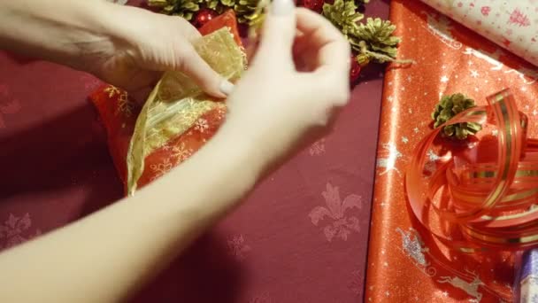 Spowolnione Ujęcie Babci Pakującej Prezent Dla Wnuczki Boże Narodzenie Nowy — Wideo stockowe