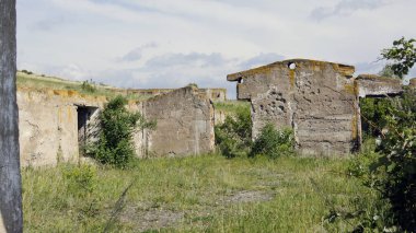 Bir Shikhan (Tratau Dağı'nın eteklerinde hapishane (kamp yönetimi) kalıntıları)