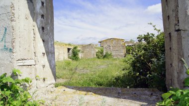 Bir Shikhan (Tratau Dağı'nın eteklerinde hapishane (kamp yönetimi) kalıntıları)