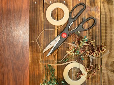 Kurumuş çiçekler ve el işi aletleri.