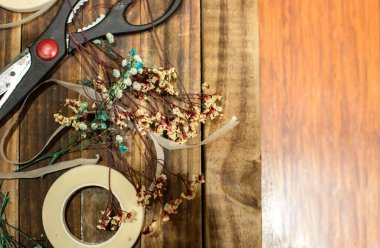 Kurumuş çiçekler ve el işi aletleri.