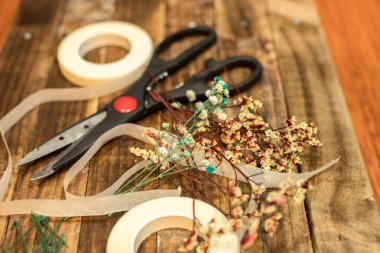 Kurumuş çiçekler ve el işi aletleri.