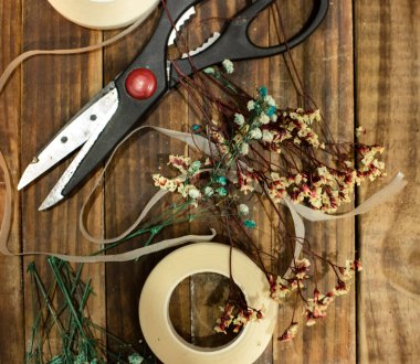 Kurumuş çiçekler ve el işi aletleri.