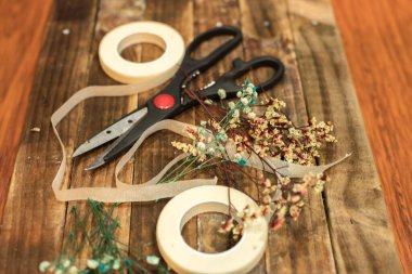 Kurumuş çiçekler ve el işi aletleri.