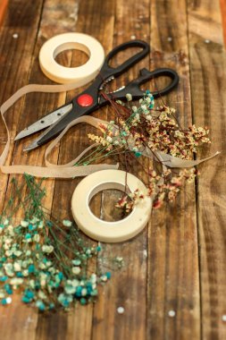 Kurumuş çiçekler ve el işi aletleri.