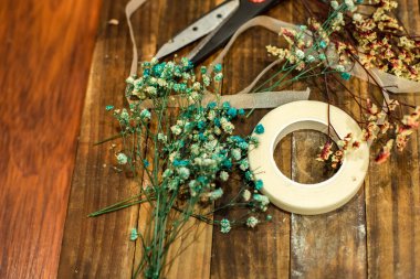 Kurumuş çiçekler ve el işi aletleri.