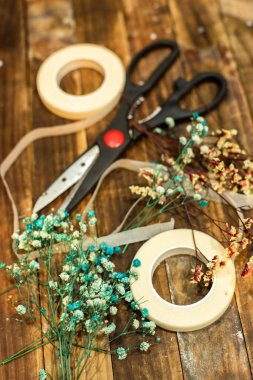 Kurumuş çiçekler ve el işi aletleri.