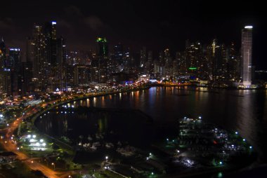 Gece cityscape Panama city. Manzarası. Bay. Şaşırtıcı görünümü.