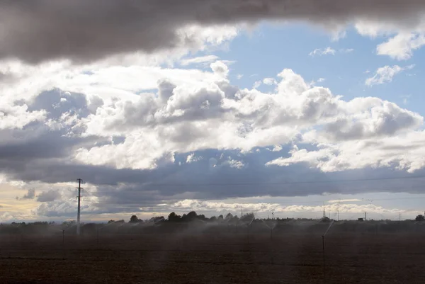 Bir Gün Bulutlu Gökyüzü Ile Ekim Sulama Fıskiyeleri Alanıyla Fırtına — Stok fotoğraf