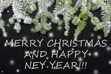 Çam ağacı ve kar darkbackground. Selamlar Noel kartı. Kartpostal. Noel. Kırmızı, beyaz ve yeşil.