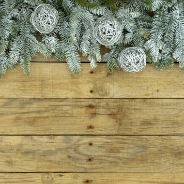 Köknar ağacı ahşap doğal ve sert zemin üzerine gümüş glitter topları ile. Noel kartpostalı. 