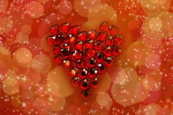 Красные Хрустальные Сердца Сердечной Формой Красном Блестящем Фоне Эффект Боке — стоковое фото