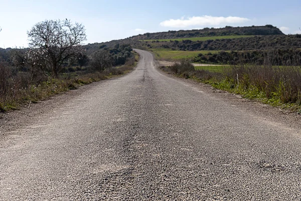 未来のコンセプトへの道。地平線に通じる古い舗装道路。道は風景を投げる. — ストック写真