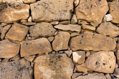 Kırsal bir bölgede antik taş duvar. Eski taşlar doku. Kuru taş 