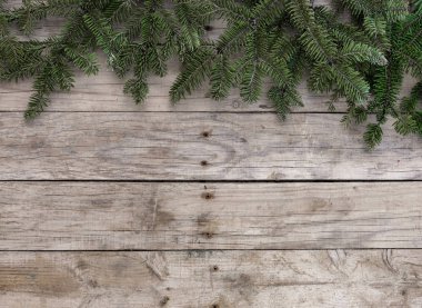 Noel kartpostal çerçevesi, tebrik kartı için ahşap arka plan. Yeşil köknar ağacı doğal çelenk. Xmas duvar kağıdı.