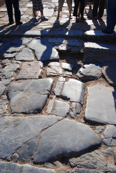 Pavimento de piedra en una ciudad. pavimento de piedra con dibujos . — Foto de Stock