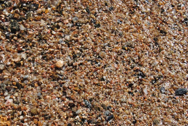 Ondas e água transparente na areia da praia. Textura. Espuma de água. Dia ensolarado — Fotografia de Stock